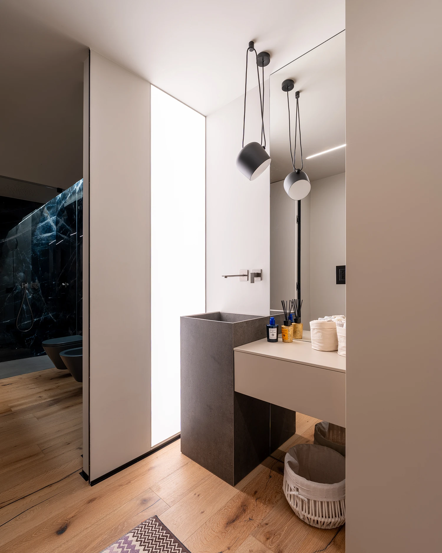bagno interrato di villa metafisica con illuminazione barrisol