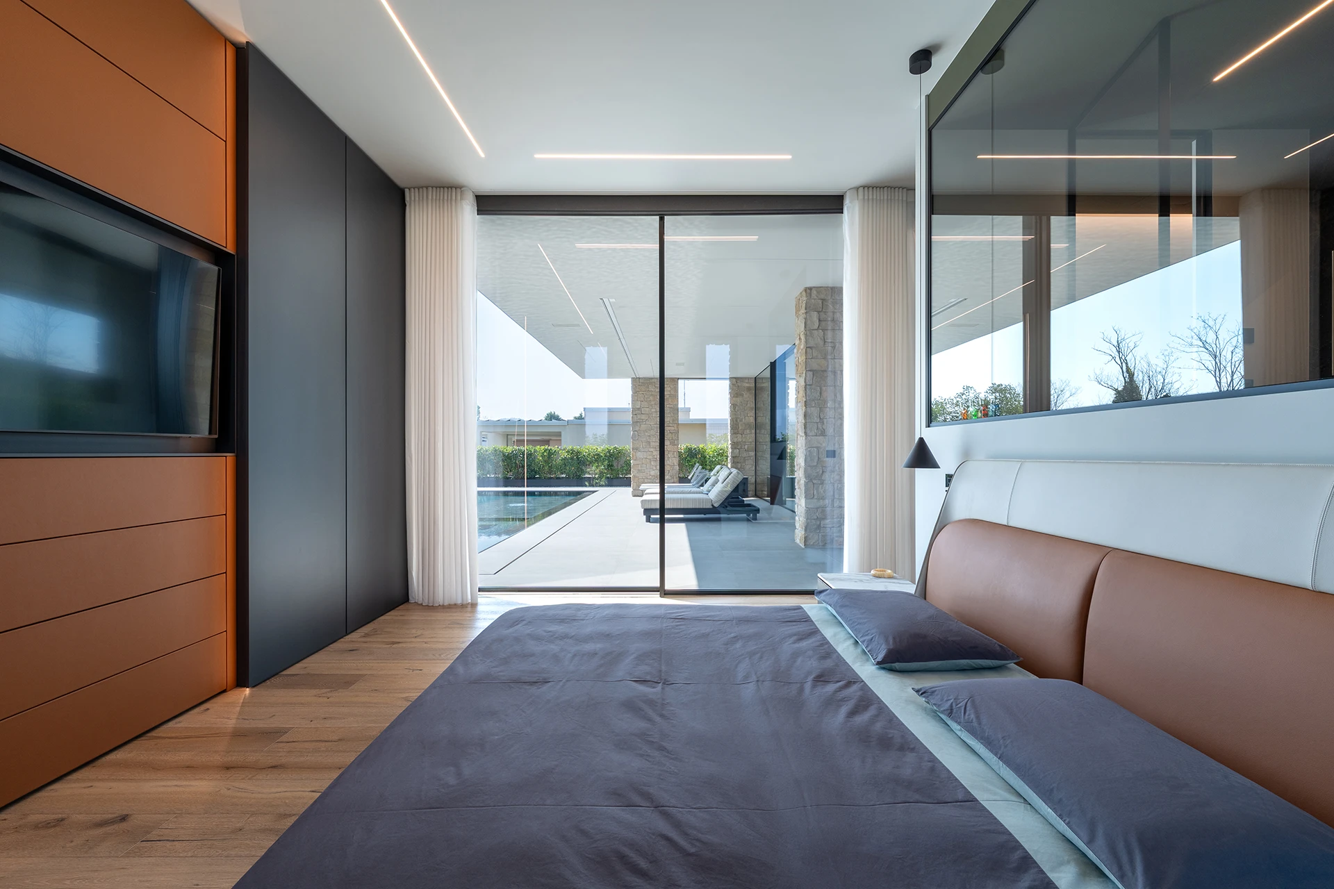 Camera da letto di Villa Metafisica a Erbusco, con letto matrimoniale e vista sugli spazi esterni