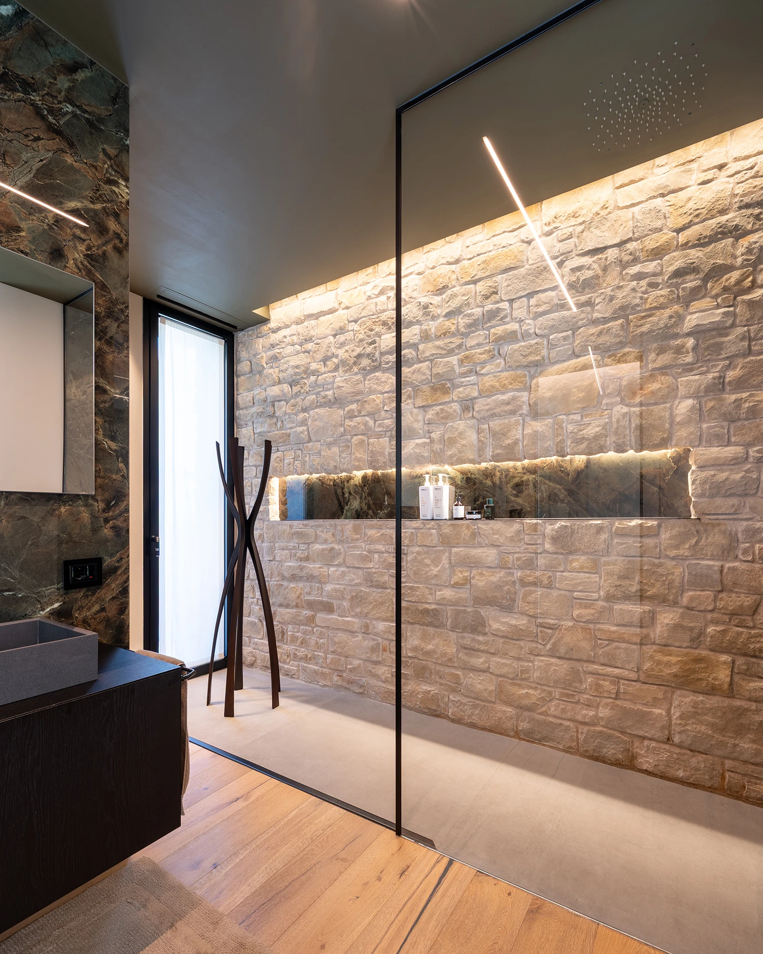 Bagno en suite di Villa Metafisica a Erbusco con ampia doccia