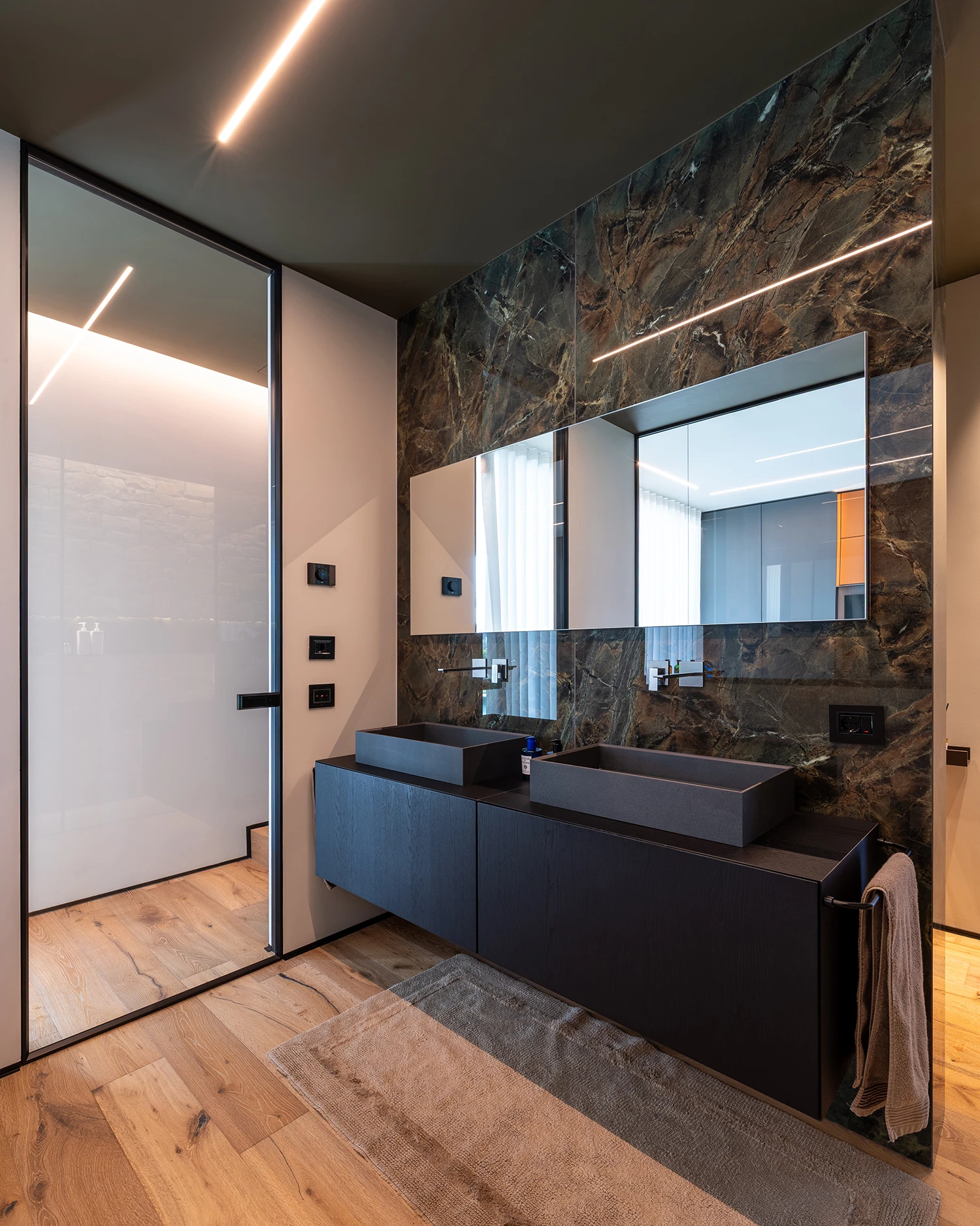 Bagno en suite di Villa Metafisica a Erbusco con lavabo e arredi su misura