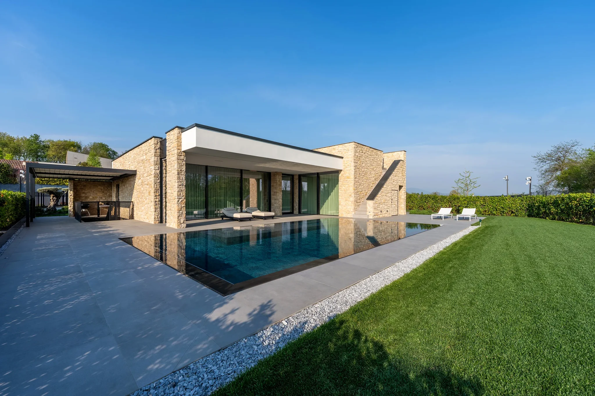 villa-moderna-con-piscina-brescia